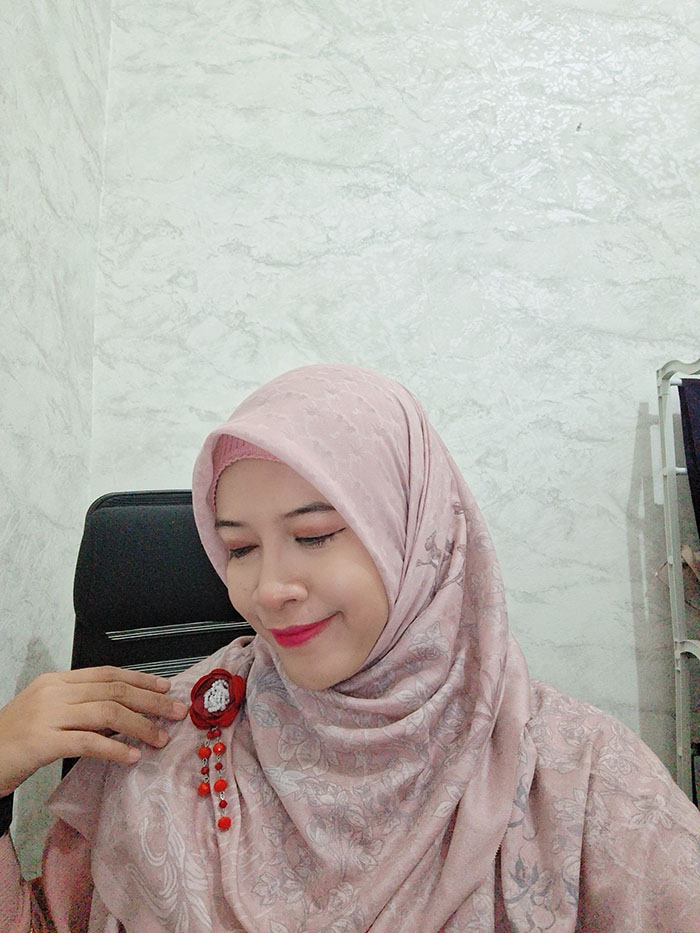 Aksesori hijab bros bunga merah maroon dengan detail juntai manik, cocok untuk gaya elegan dan kekinian.