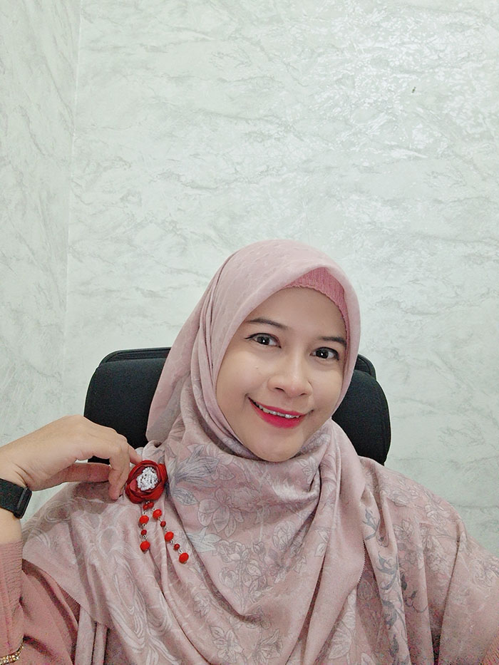 Bros bunga warna maroon dengan ornamen manik-manik menjuntai, simbol keanggunan hijabers masa kini.